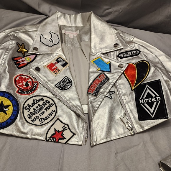 Hot & Delicious Silver Faux Leather Moto Biker Jacket with Patches Size Small - Picture 2 of 7